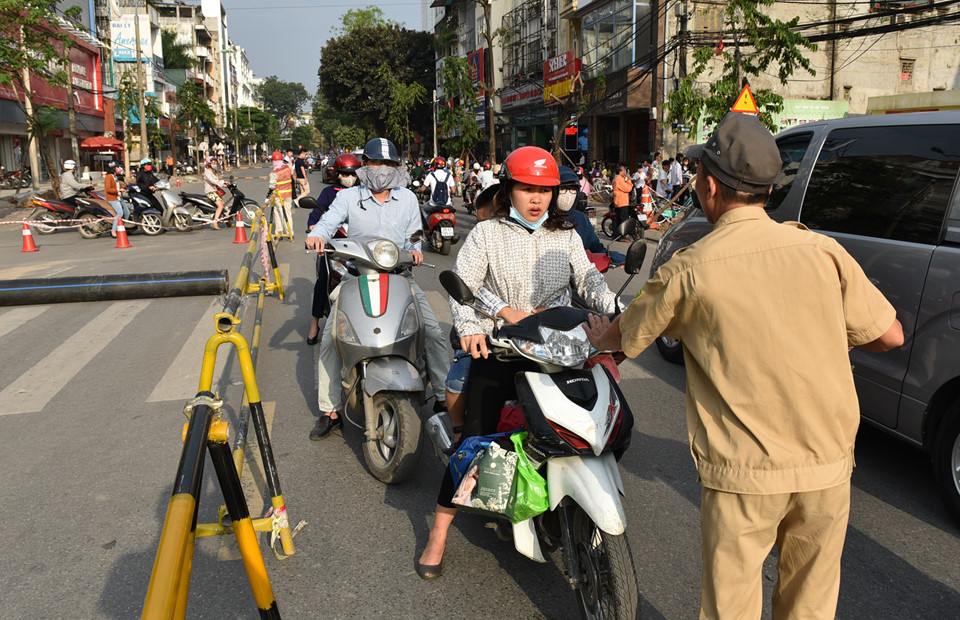 Chặn một chiều đường Cát Linh, xe cộ ùn ứ giờ cao điểm